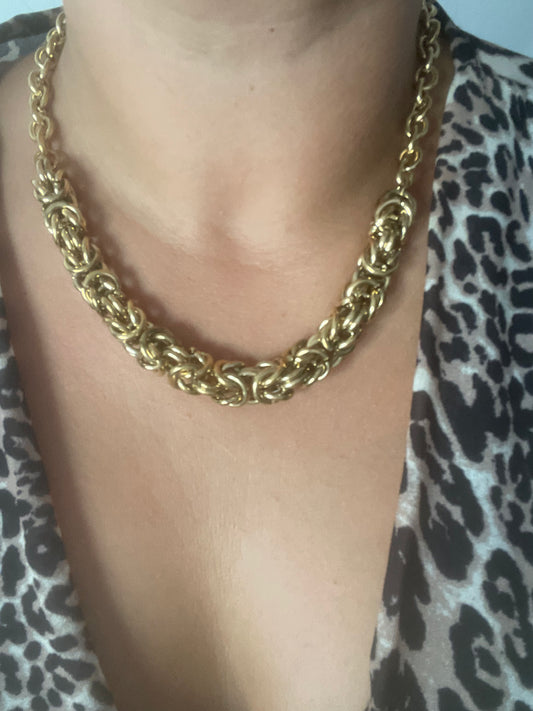 Collier Trouble